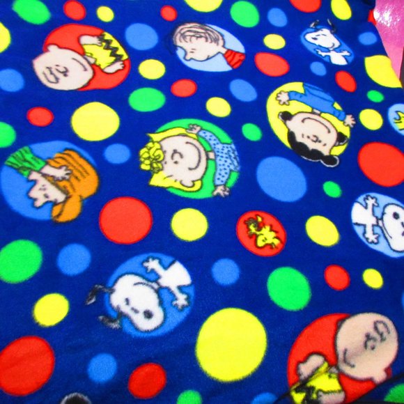 Peanuts Polka Dot 88" x 58" Fleece Blanket - Picture 3 of 3